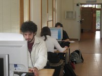 Studente che consulta un pc